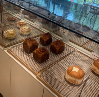 카운터 앞 빵들
