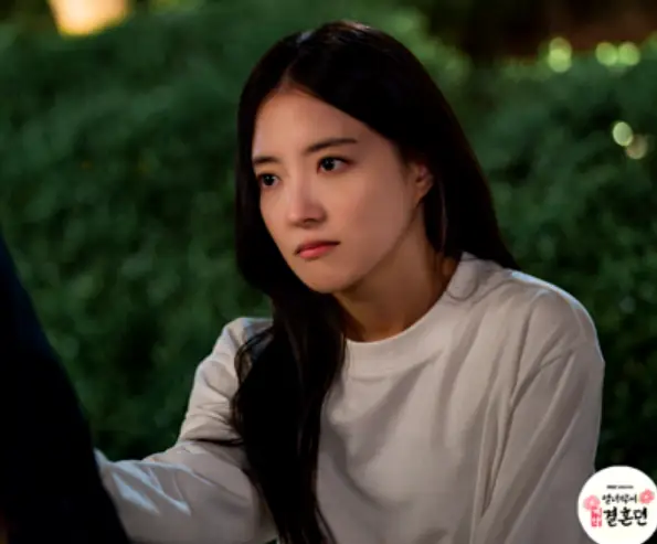 어두운 밤 야외에 앉아 상대방과 진지한 대화중인 이세여