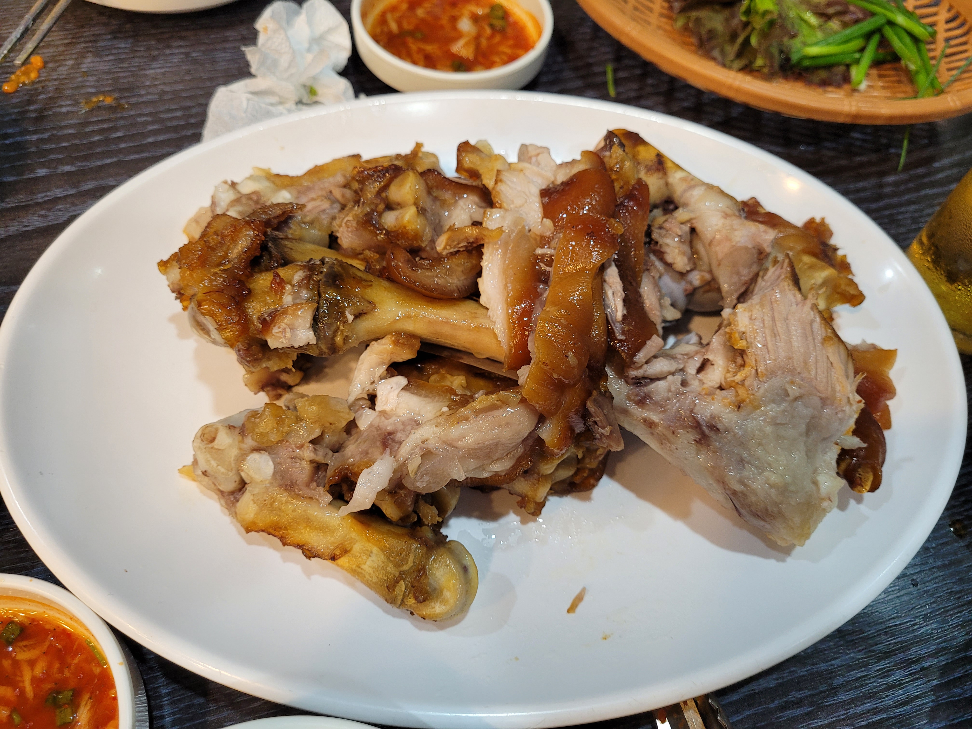 절반 정도 먹은 족발