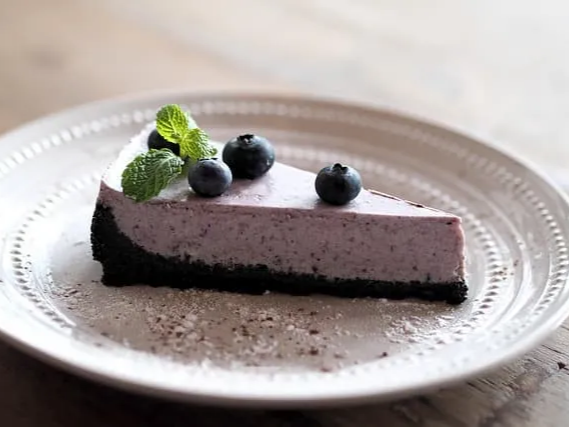 냉동 블루베리 케이크위에 토핑 