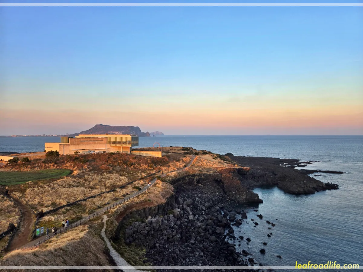 제주도-동쪽-섭지코지-등대에서-바라보는-성산일출봉과-해안절벽
