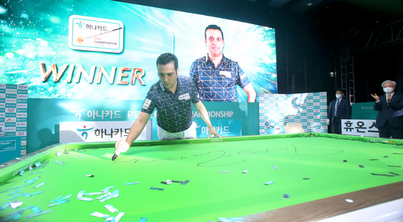 프로당구 PBA 투어 다비드 사파타 당구선수가 PBA 챔피언십에서 우승하고 당구대에 사인을 하는 모습