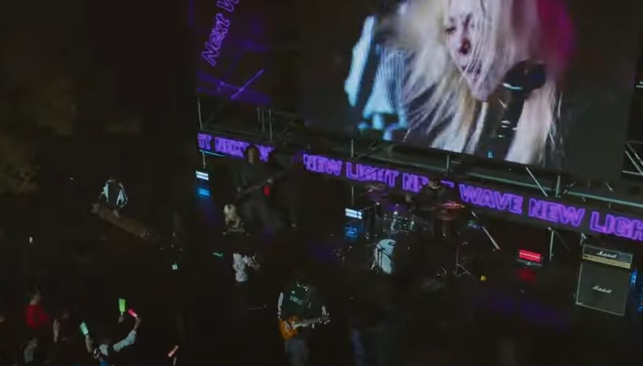 야광 조명 속 러닝 참가자 무리