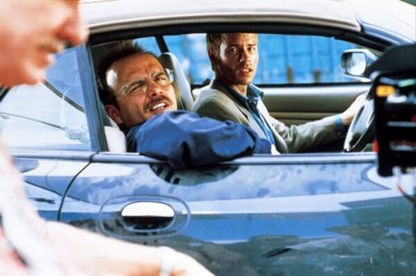 레너드와 테디가 함께 차에 탄 채 밖에 있는 사람을 쳐다보는 모습