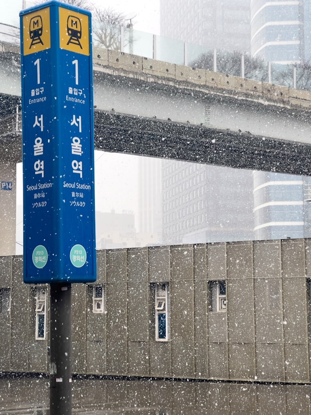 2026년 최신 K-패스와 기후동행카드의 혜택을 비교 분석하여 교통비 절약 방법을 설명하는 인포그래픽 가이드 이미지