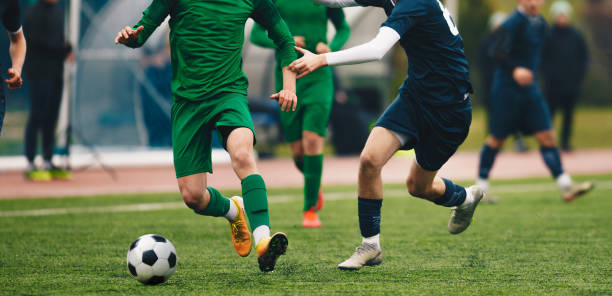 축구 경기 드리블 모습