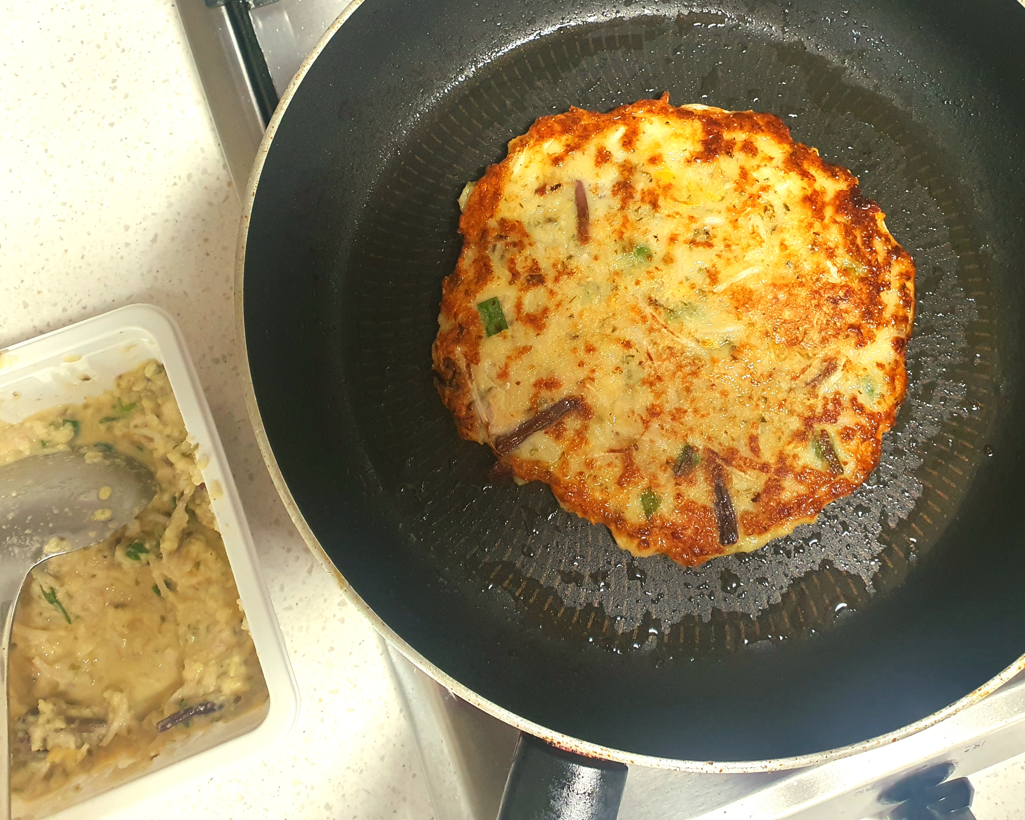 노릇노릇-겉을-바삭하게-구워야-맛있어요.