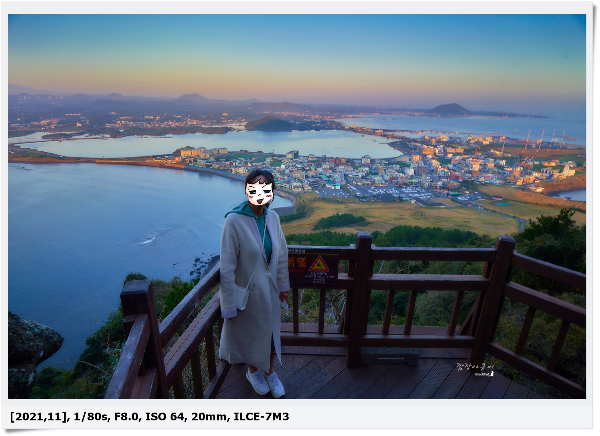 성산일출봉 하산하며 바라본 제주 동부 바다와 마을