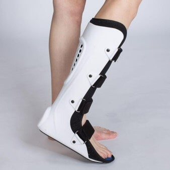 오른쪽-다리에-반깁스를-하고-걸음-연습을-하는-남자