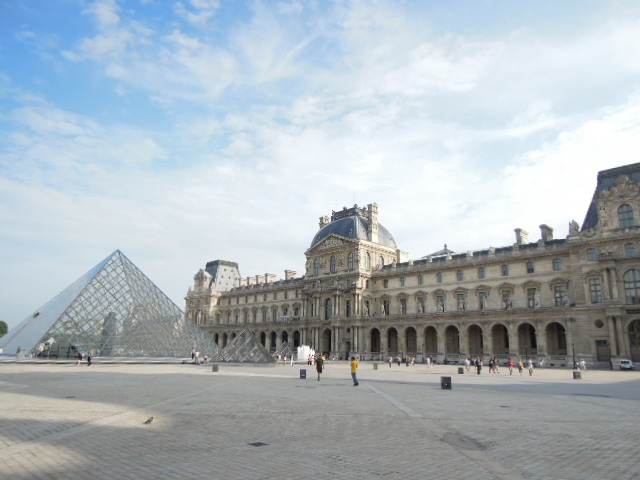 루브르 박물관 입구