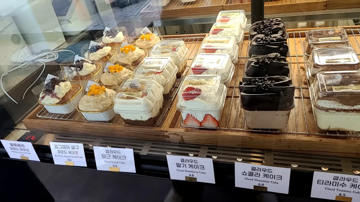 상도역-카페레인보우내부-케이크모듬-딸기케이크-파운드케이크--얼그레이망고케이크-티라미슈