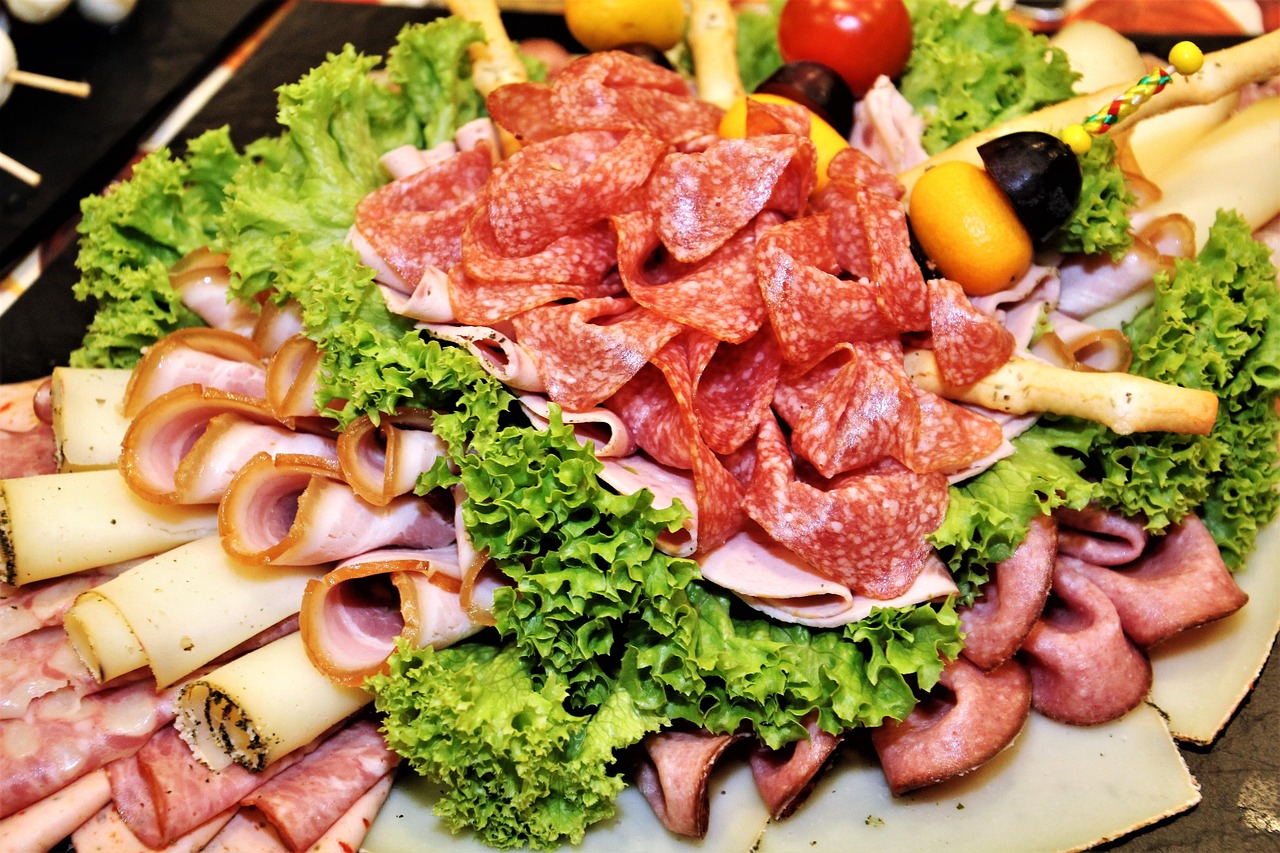 다양한 고기가 담긴 샤퀴테리 플래터 사진