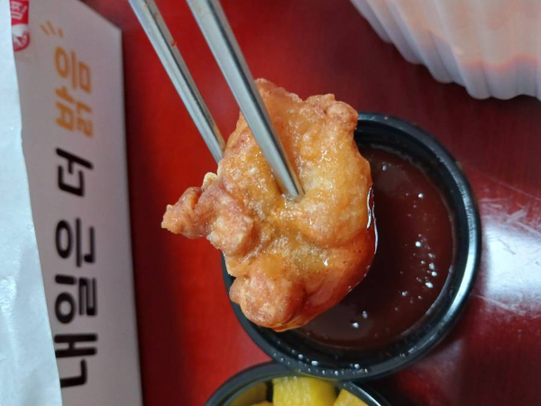 통통순살치킨 소스 묻히다