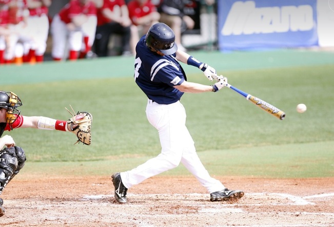 타자가 공을 치는 모습