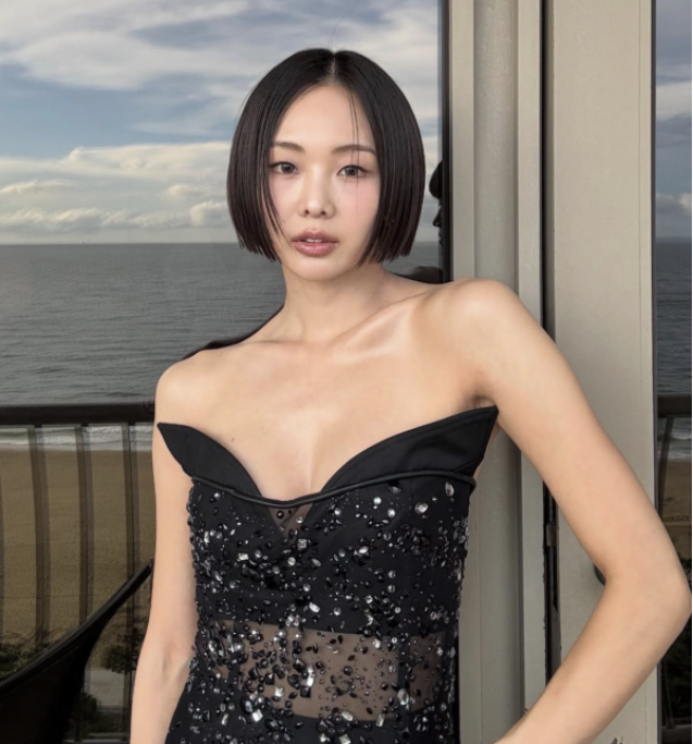 금새록 블랙 시스루 드레스