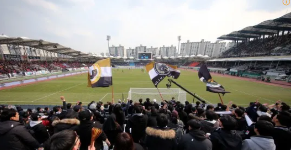 탄천종합운동장 경기장 응원하는 모습