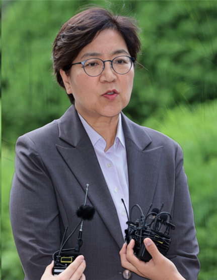 정은경 후보자의 인선은 팬데믹 위기 대응을 성공적으로 이끈 행정 경험에 대한 평가에서 비롯되었습니다. 과학 기반의 정책 수행과 비정치적 태도는 복지 행정의 신뢰 회복과 안정성 확보에 대한 기대를 반영합니다. 복잡한 사회 갈등을 조율할 수 있는 조정형 리더십이 현 시점에서 요구되는 복지부 수장 조건과 부합합니다.