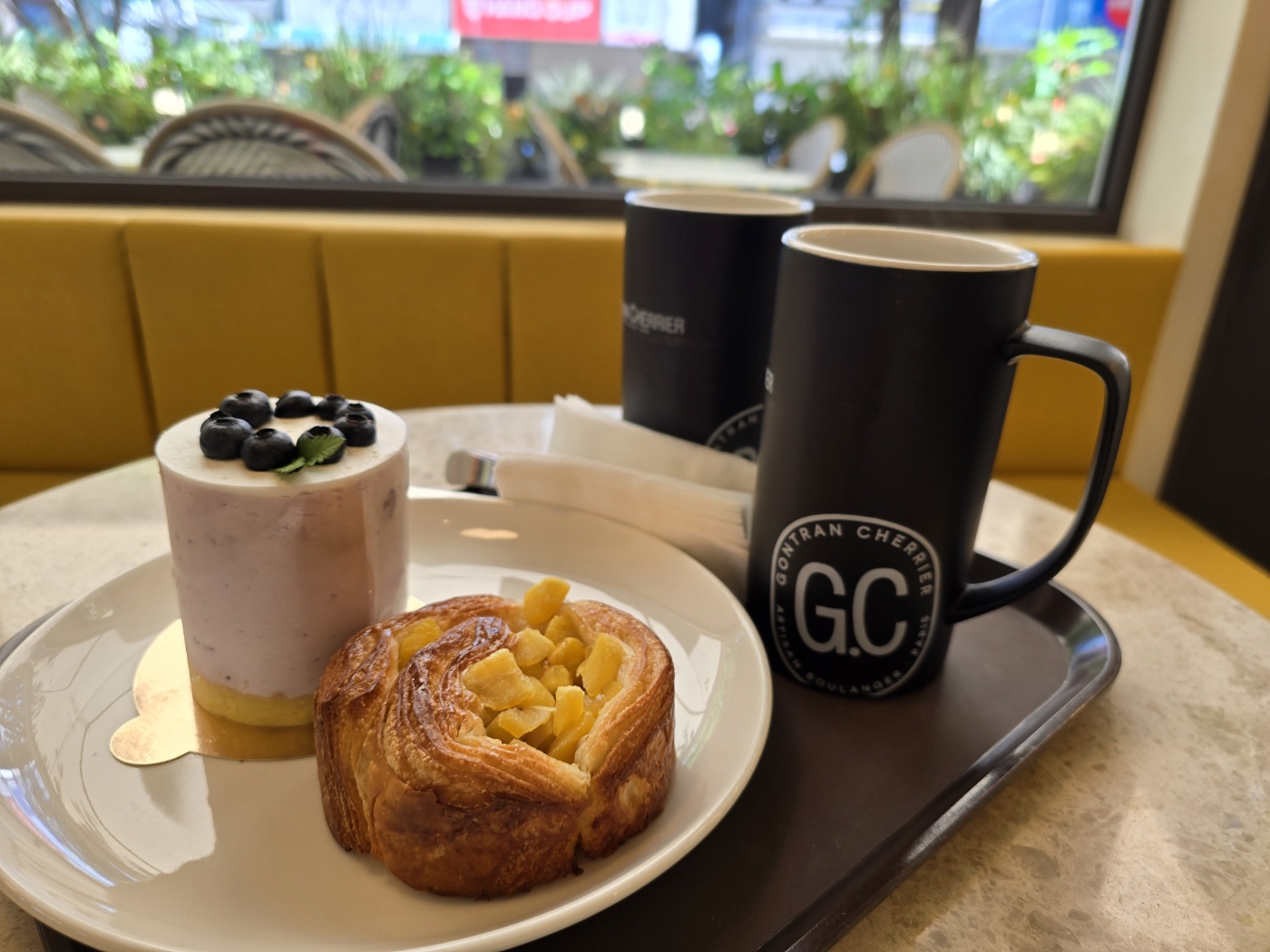 우리가 주문한 케이크와 빵 그리고 아메리카노