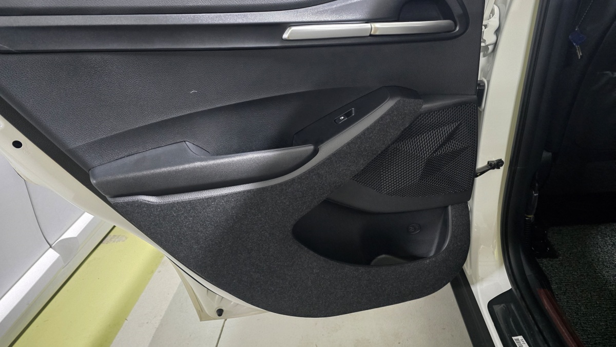 2열 뒷좌석 도어커버 부착 모습