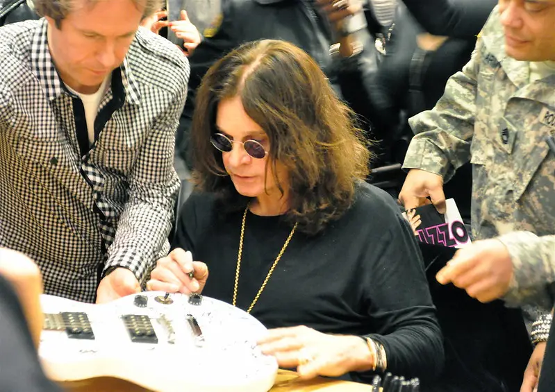 기타-사인중인-오지-오스본