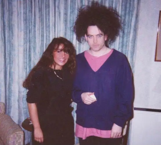 더-큐어-로버트-스미스-friday-im-in-love