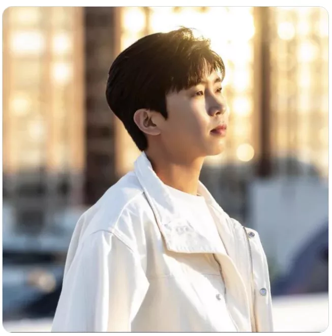 오른쪽을 바라보는 임영웅