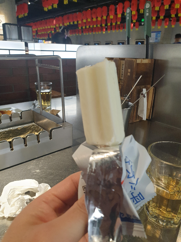 후식으로 나오는 우유 아이스크림. 작지만 맛있다.