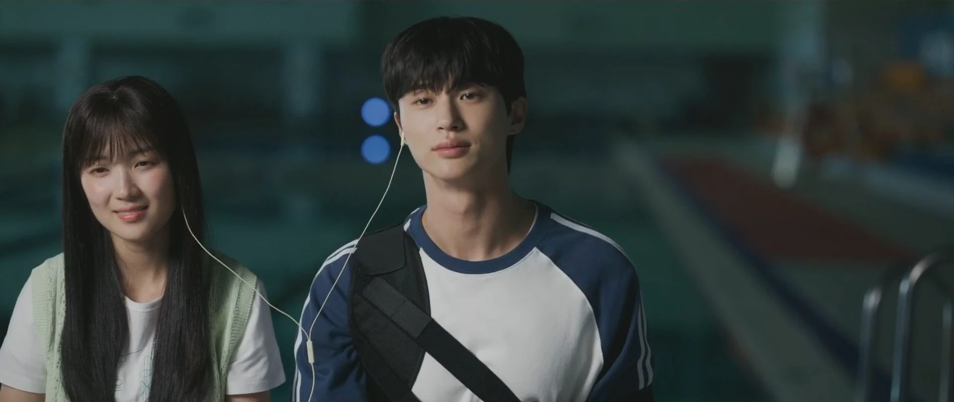 솔이와-이어폰-하나씩-나눠-끼고-음악-듣는-선재