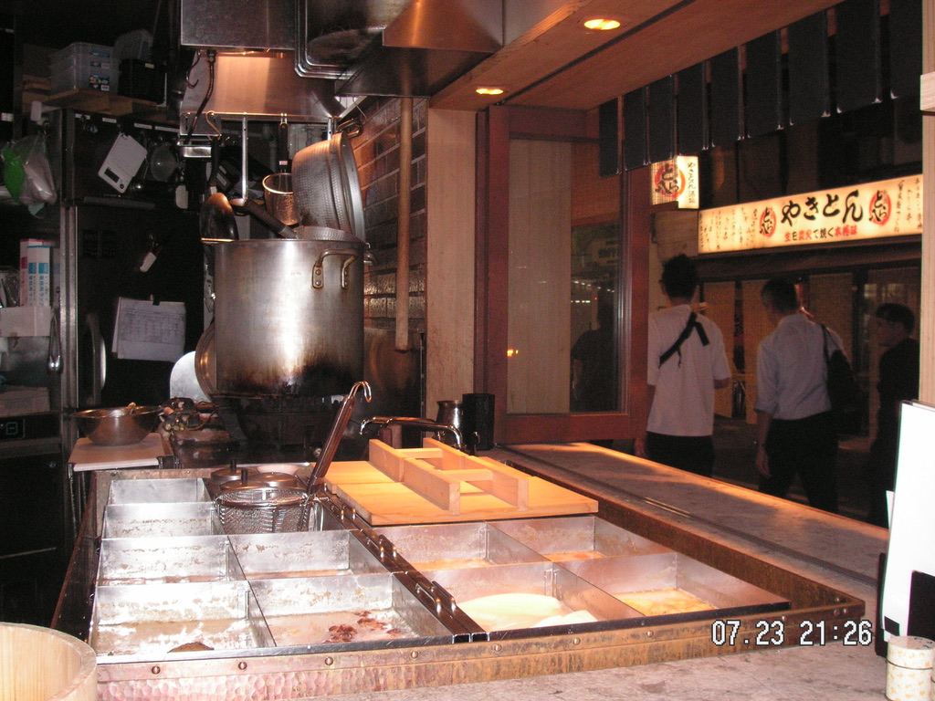 오기전부터 가고 싶어하던 오뎅바 '水炊きおでん ヤマニ 新橋店 yamani' 진짜 말이 안되는 맛. 미친 맛집이다. 그 누구에게도 자신있게 추천해줄 수 있는 오뎅바. 국물은 닭육수 베이스여서 한국 오뎅이랑 맛자체가 아예다름