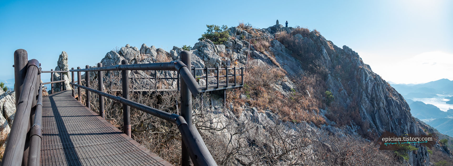 적취봉으로 향하는 데크 탐방로
