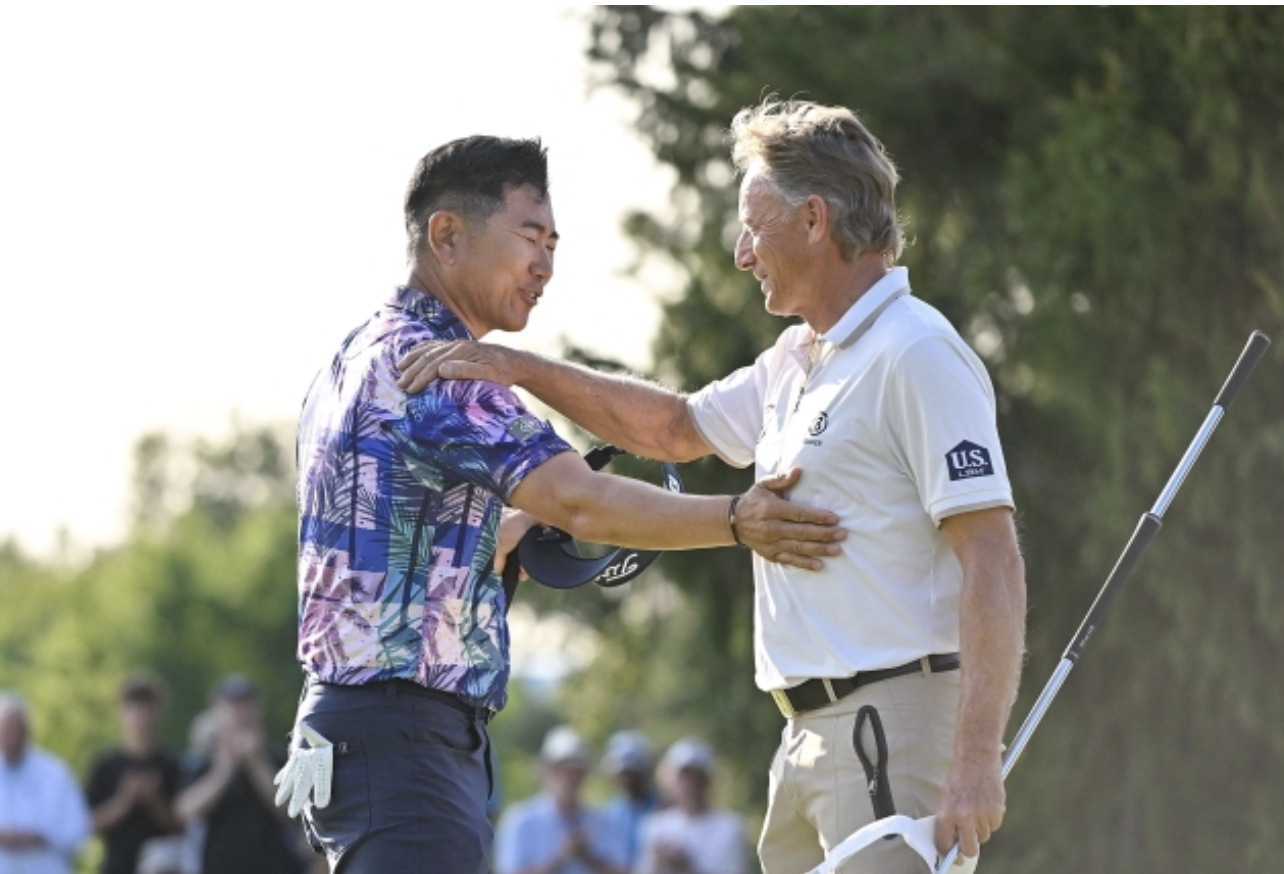 PGA 챔피언스 투어 최종일 연장전에서 백전노장 랑거를 꺾고 시니어 무대 데뷔 후 첫 우승을 차지한 '양용은'