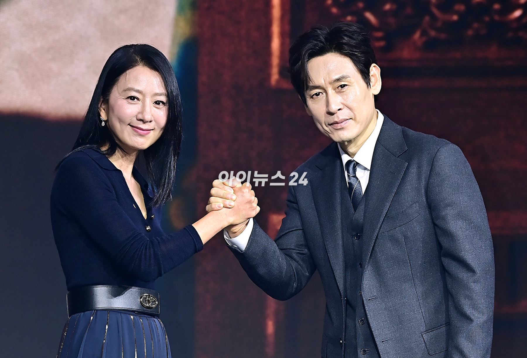 배우 김희애, 설경구가 25일 오전 서울 종로구 JW 메리어트 동대문 스퀘어 서울에서 열린 넷플릭스 시리즈 '돌풍' 제작발표회에서 포즈를 취하고 있다. [사진=곽영래 기자]