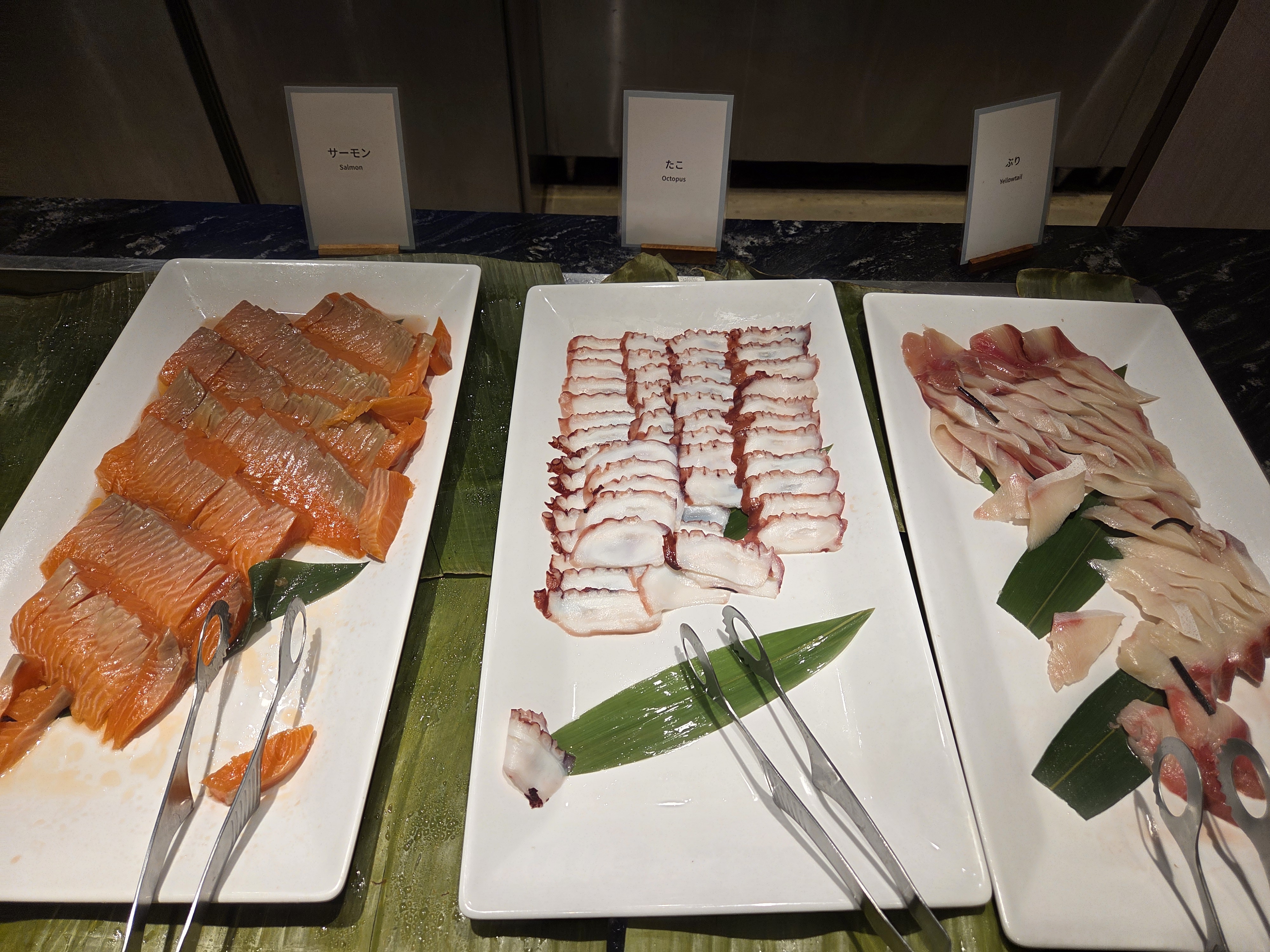 노보리베츠 다이이치 타키모토칸 석식 뷔페 사시미 코너, 신선한 연어, 문어, 방어 회
