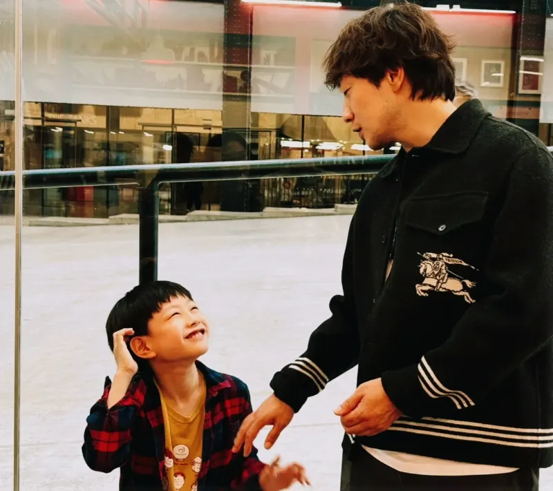 손석구 버버리, 손석구 패션, 버버리 트렌치코트, 2025 체크 트렌드, 버버리 윈드브레이커, 버버리 런던 패션위크, 남성 패션 트렌드, 버버리 캠페인, 버버리 런웨이 스타일