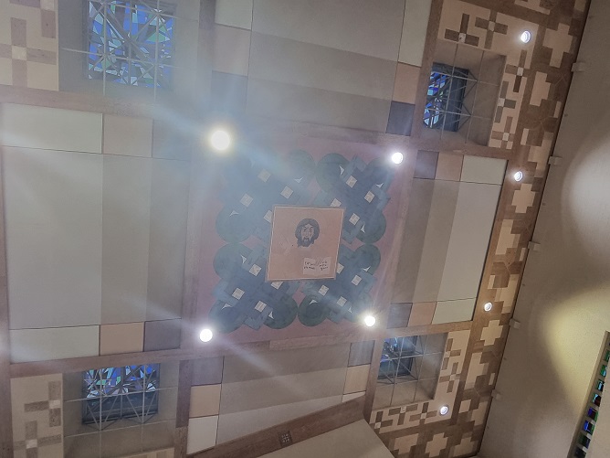 몰운대성당 천장에 있는 예수님 그림과 유리화 사진