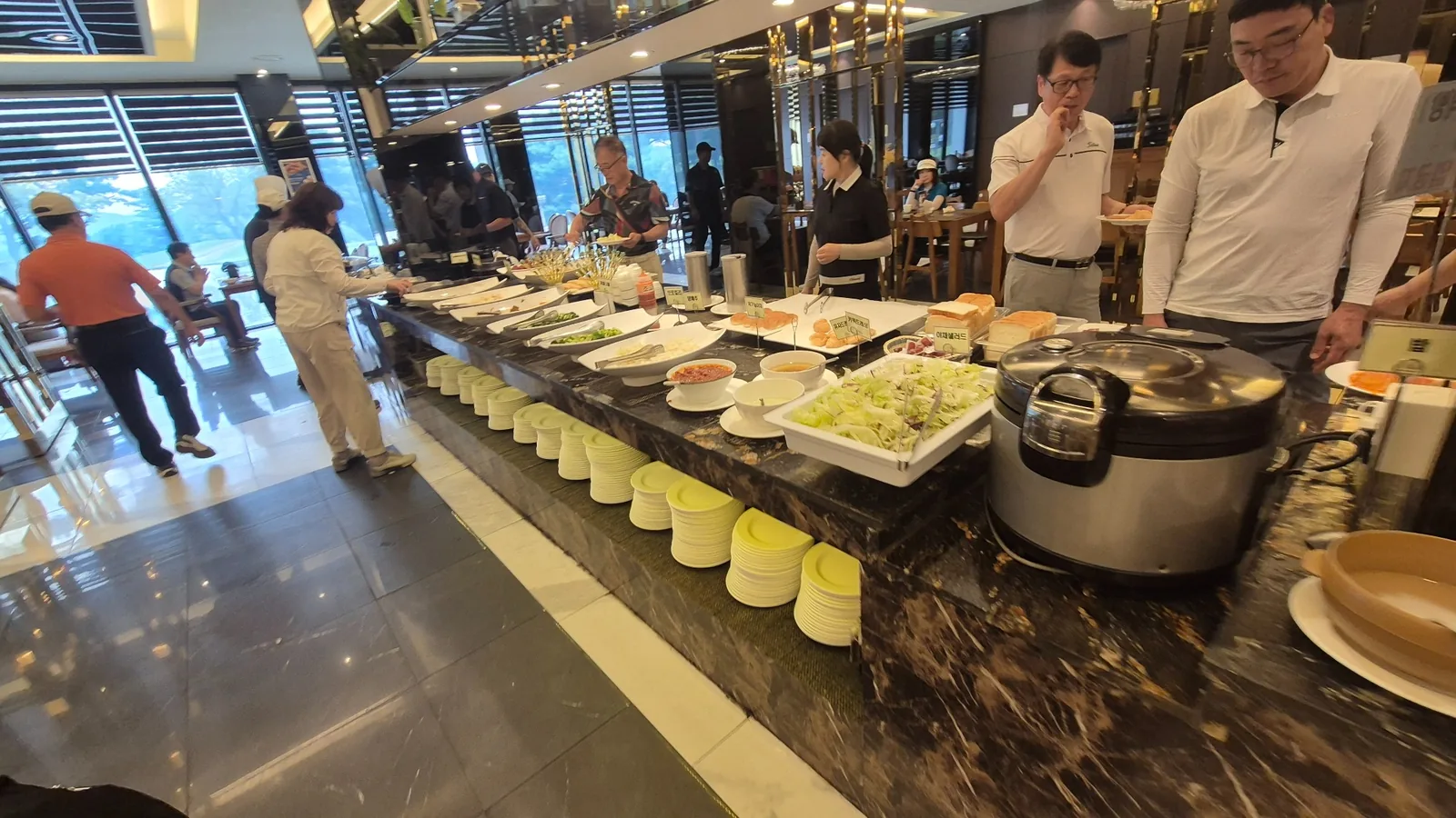 보리밥,쌀밥 김치국,우거지국, 곰탕 &middot;돼지불고기,잡채 등 핫디시 뷔페 &ndash; 든든한 한식 구성