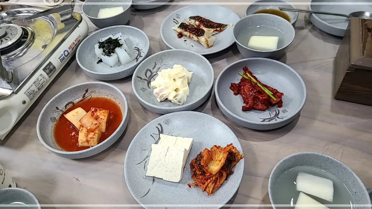 테이블위에-밑반찬-깍두기-두부김치-청포묵-가오리찜-홍어무침-동치미