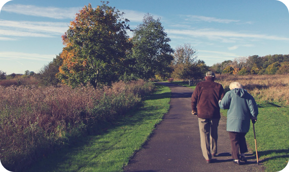 중년 부부가 걷는 사진