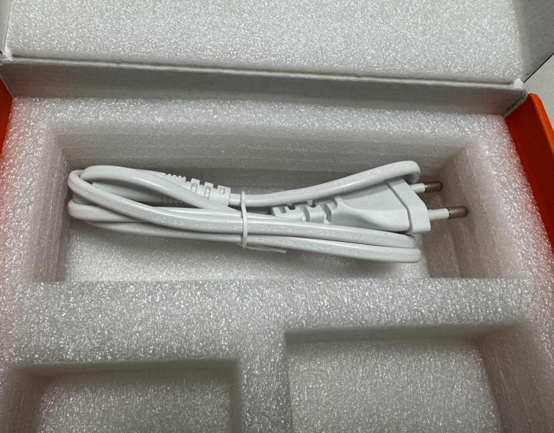 콘센트는 상단 스펀지 내부에 들어가 있습니다.