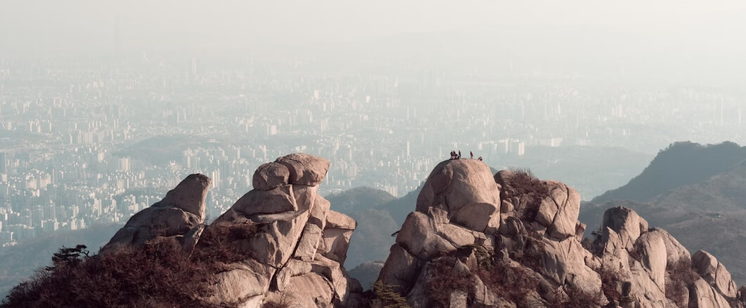 산 정상에 있는 등산객
