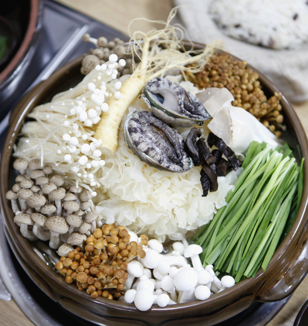 12월 16일 2TV 생생정보 결정적 한 수 버섯 백숙 맛집을 소개합니다!!!(2025년 12월 16일 화요일 방송)