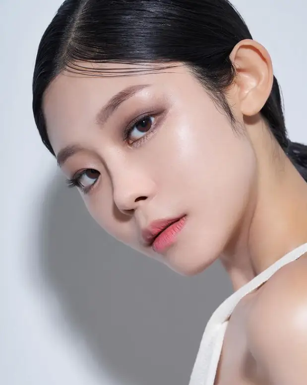 솔로지옥 3- 머리를 뒷쪽 아래 하나로 묶고 흰색 끈이 달린 나시티를 입고 왼쪽 옆을 무표정하게 보고있는 최혜선