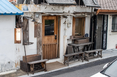 부모님 세대의 생활 습관과 반복되는 일상 기준을 보여주는 장면