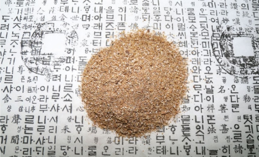 누룩 즉 신곡을 옛날 글자가 적힌 깔판 위에 수북하게 쌓아놓고 찍은 사진