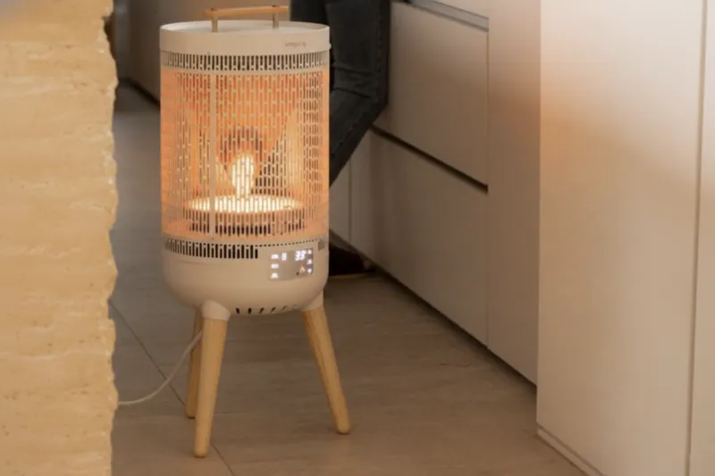 거실에서 전기 히터로 전기세 절약