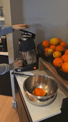 오렌지 착즙기계를 사용해 착즙 중인 모습