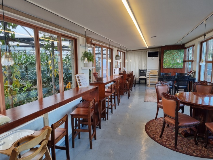 원목-테이블과-의자가-있는-식당-내부