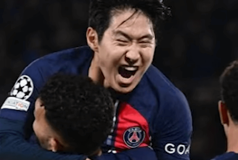 골을 넣고 기뻐하는 이강인 이미지