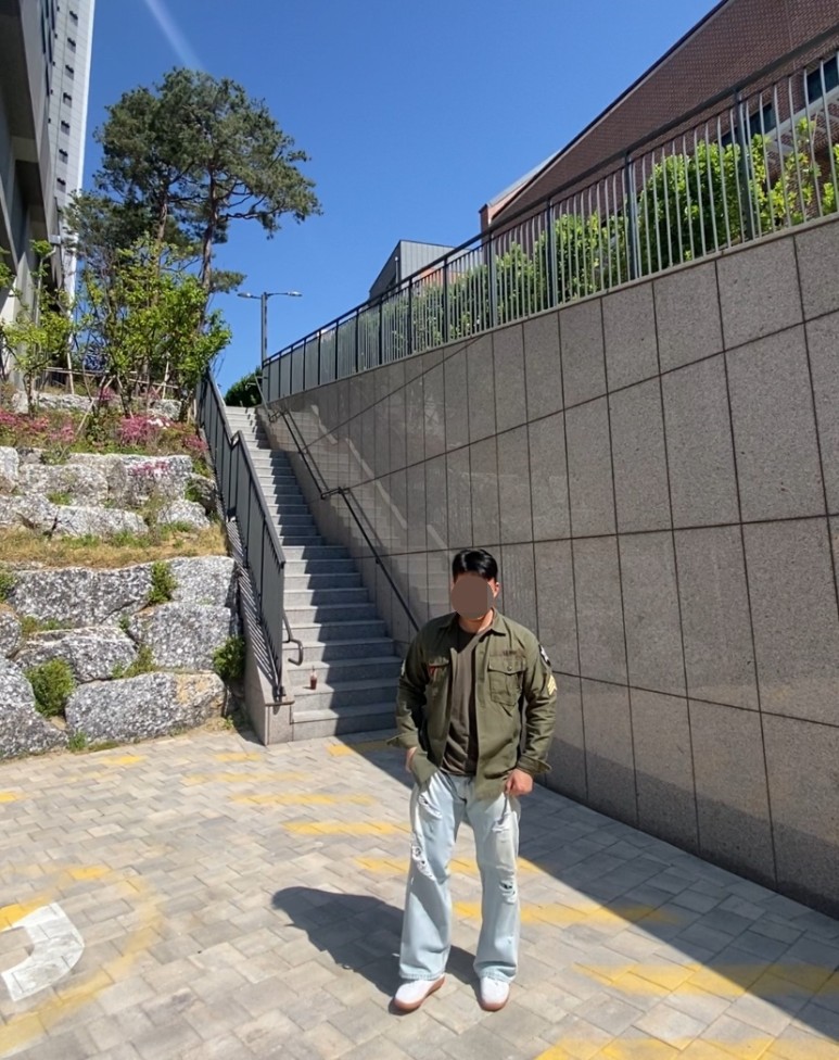 데일리룩(2024. 5. 3.) OG-107 존레논 셔츠 워크웨어 자켓 밀리터리, 구제 카키 티셔츠, 에러스익셉티드 데미지진 디스트레스드 데님팬츠, 푸마 독일군 아미 트레이너 뮬