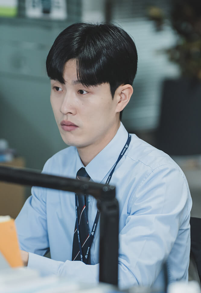 책상에 앉아 있는 이창원